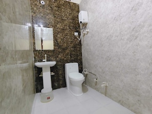 Regadera, toallas, jabón, shampoo