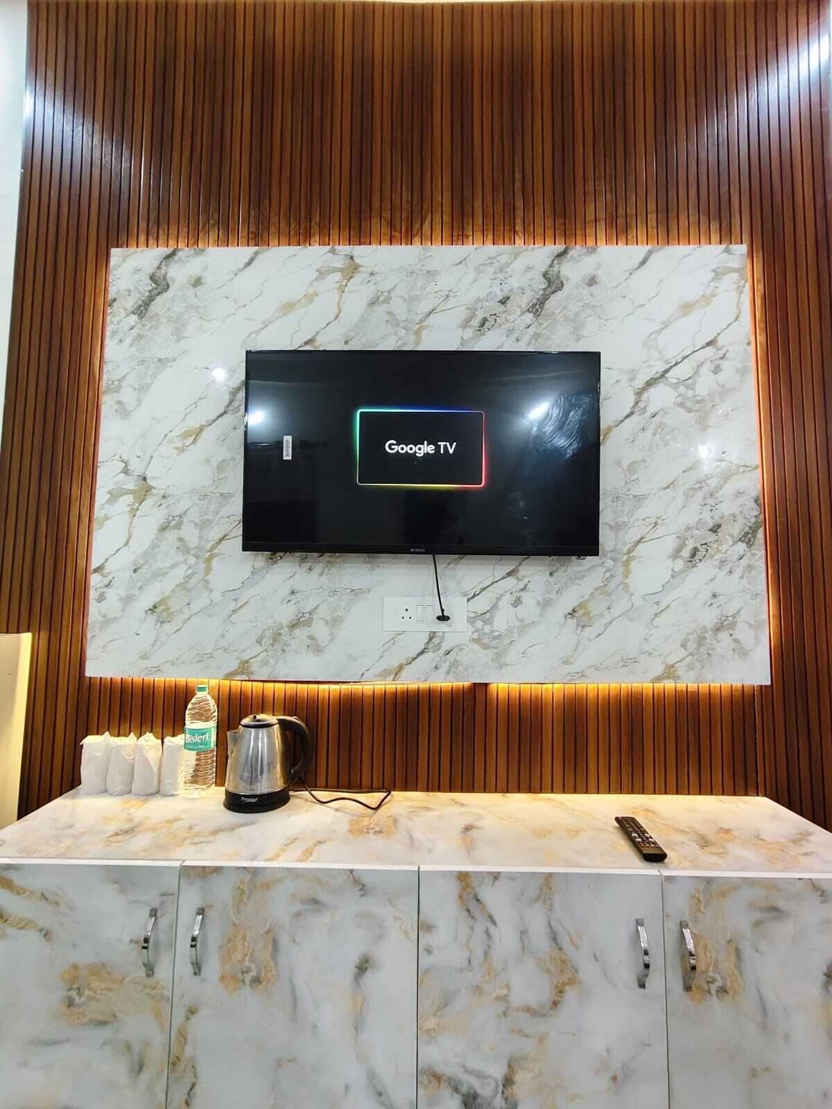 مساحة عمل للكمبيوتر المحمول وواي فاي مجانًا وملاءات أسرّة