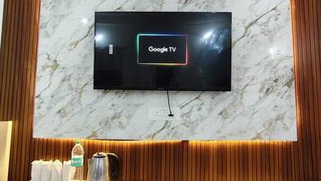 Family Quadruple Room | Laptop workspace, free WiFi, bed sheets