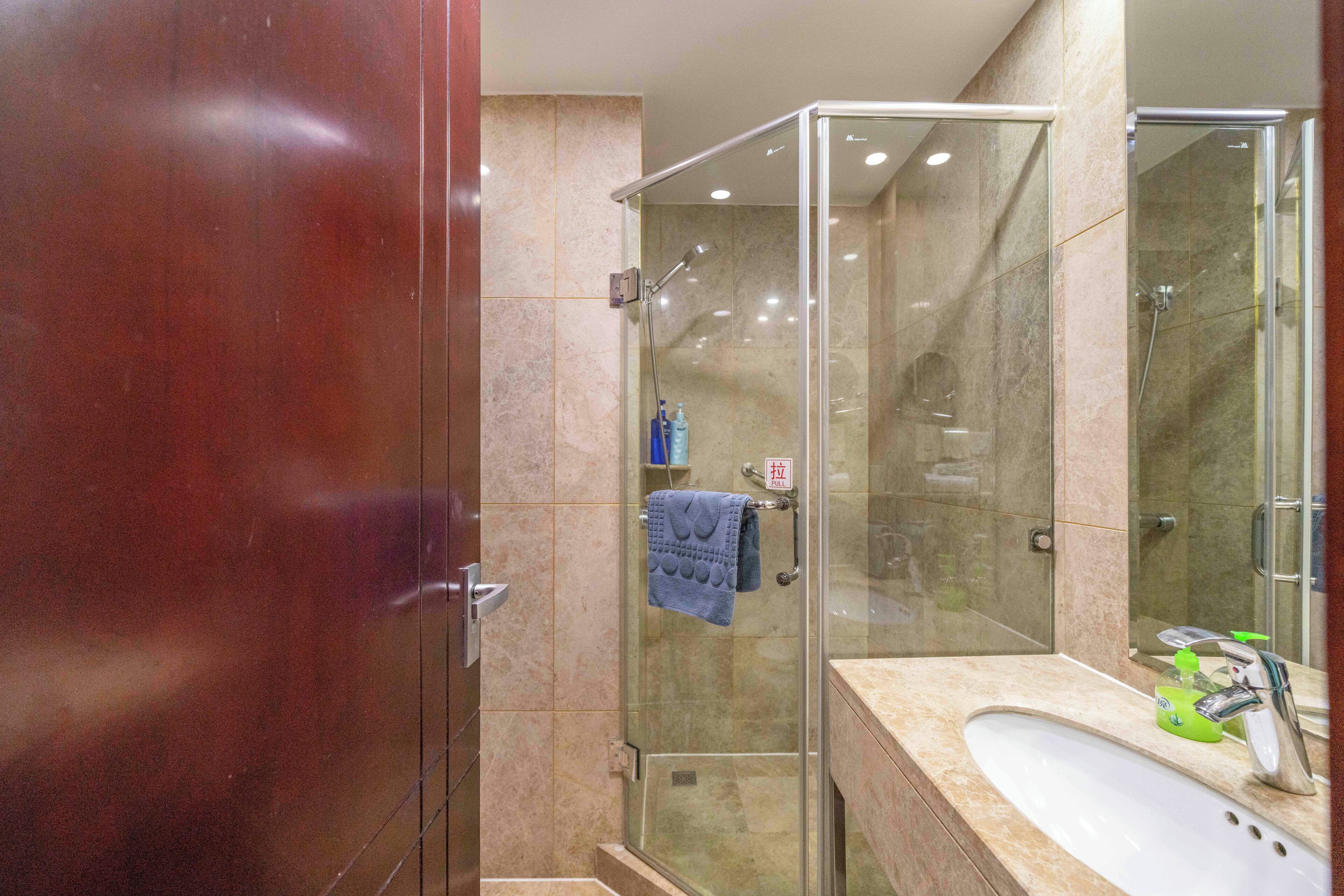 Apartamento superior, 1 habitación, cocina, vistas a la ciudad | Baño | Zapatillas