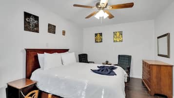 3 bedrooms, desk, iron/ironing board, free WiFi