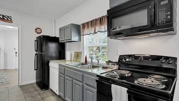 Frigorifero, microonde, forno, piano cottura