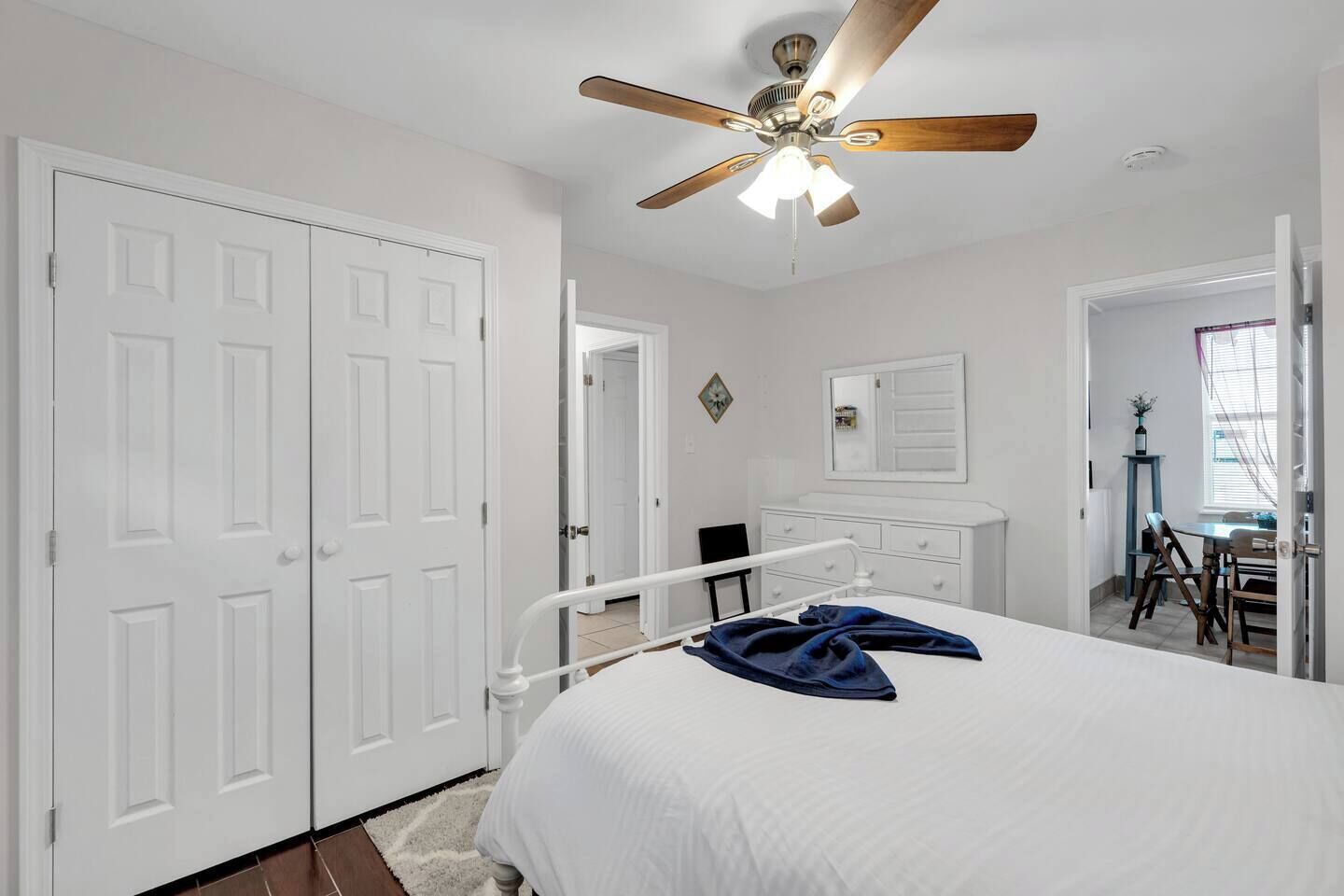 3 makuuhuonetta, työpöytä, silitysrauta/-lauta, ilmainen Wi-Fi