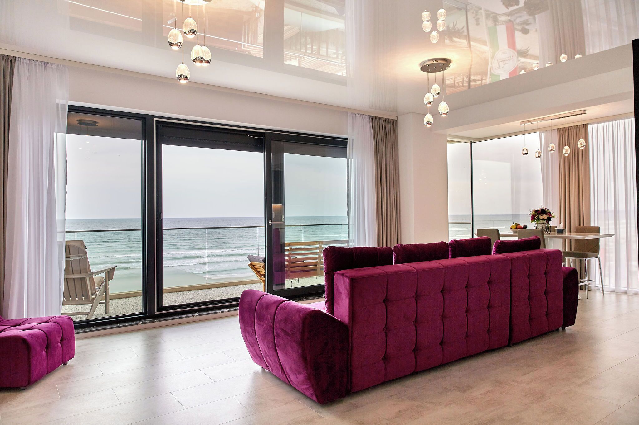 140-tums platt-tv med kabelkanaler