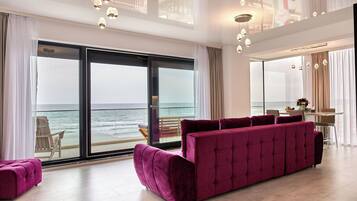 140-tums platt-tv med kabelkanaler