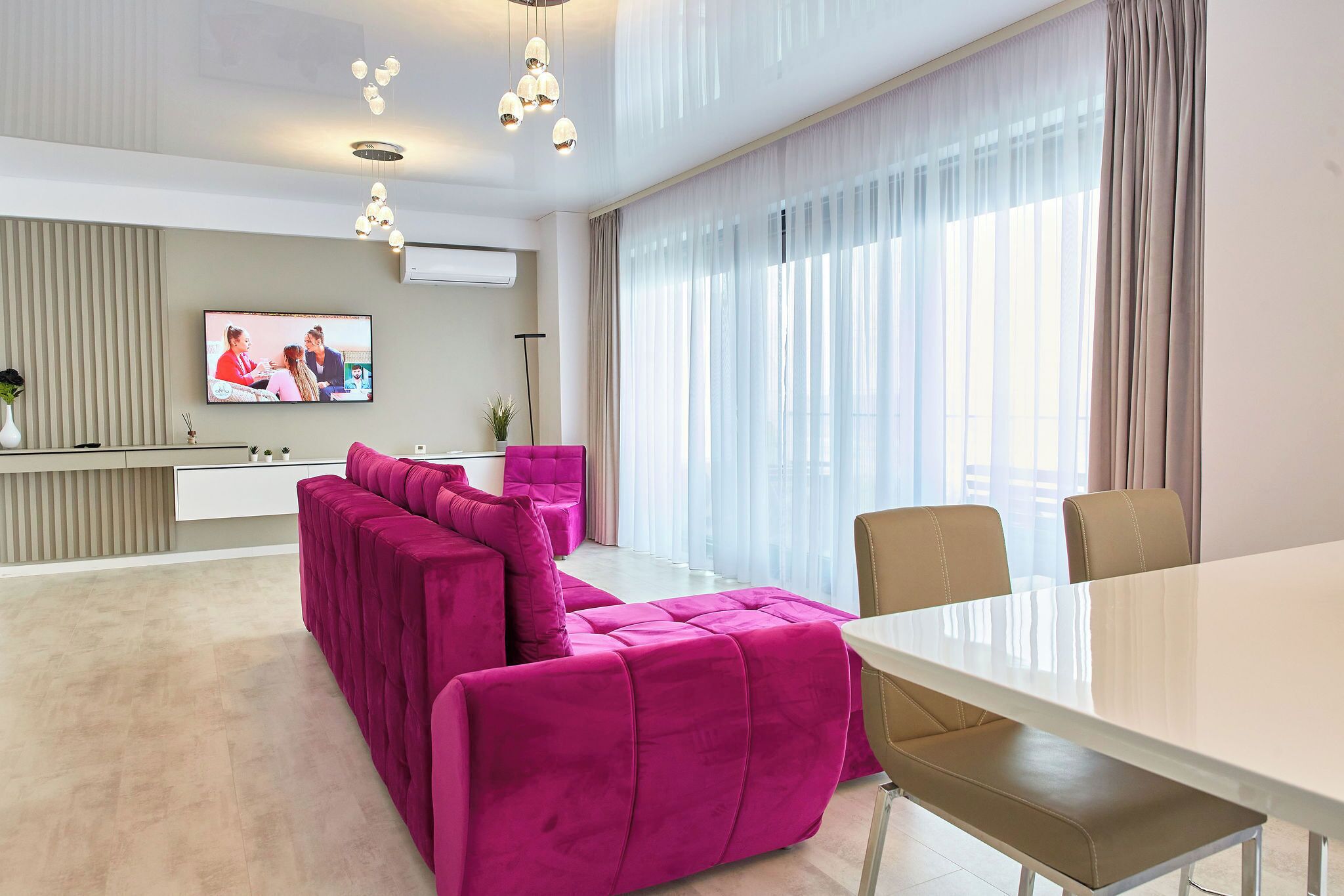 Televisión de pantalla plana de 140 pulgadas con canales por cable