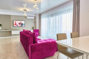 140 インチの薄型テレビ (ケーブル放送視聴可)