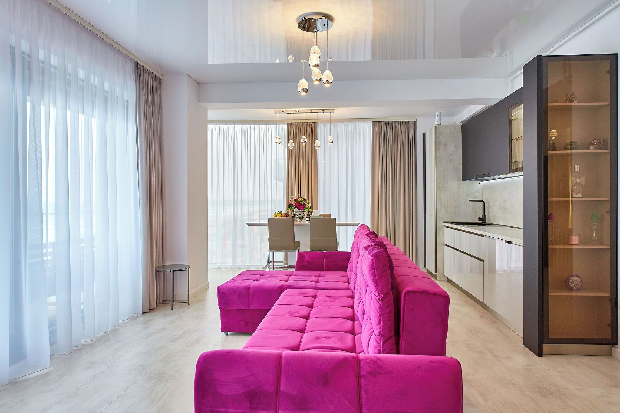 Televisión de pantalla plana de 140 pulgadas con canales por cable 