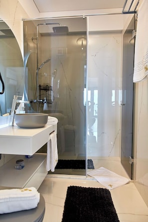 Shower, rainfall showerhead, free toiletries, towels