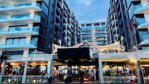 A modern building with multiple balconies and a covered entrance area. - Apartamente Stefan Resort 4 (Mamaia-Sat)