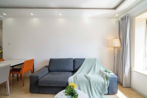 高级公寓, 2 间卧室, 厨房, 城市景观 | 客厅 | 55-英寸智能电视（配备有线频道）