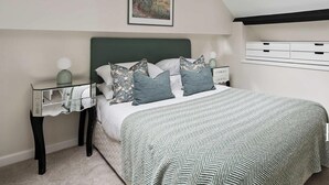 A bedroom with a bed, nightstands, a framed picture, and a pendant light. - Old Bell Annexe - Cosy 1Bed Stay in Central Henley (Henley-on-Thames)