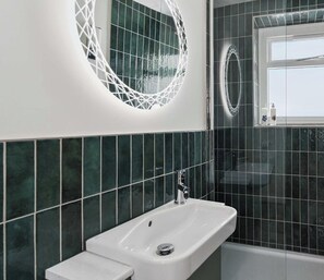 Suihku, hiustenkuivaaja, pyyhkeet