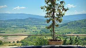 A hot tub with a view of a mountainous landscape. - La Cabane de Gordes (Gordes)