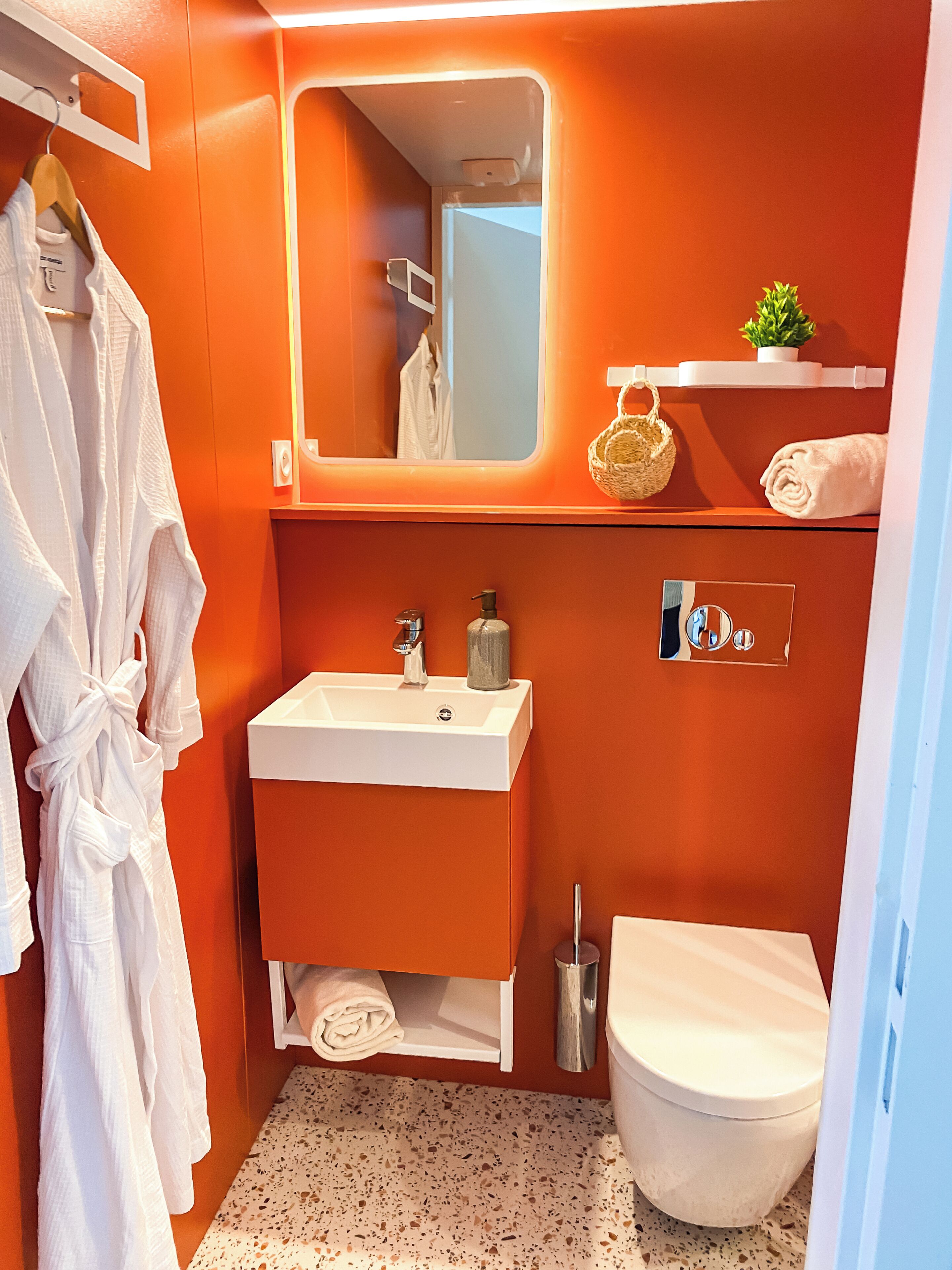 Douche, sèche-cheveux, serviettes fournies, savon