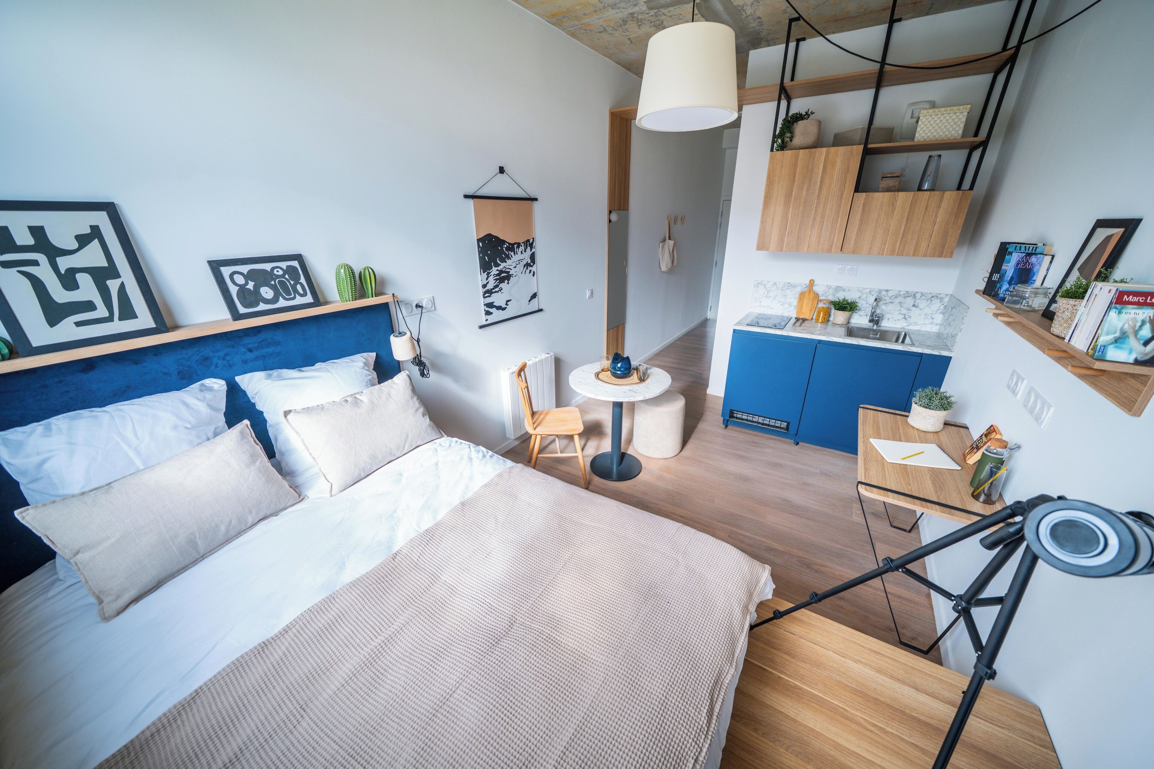 Skrivebord for bærbar PC og wi-fi (inkludert)