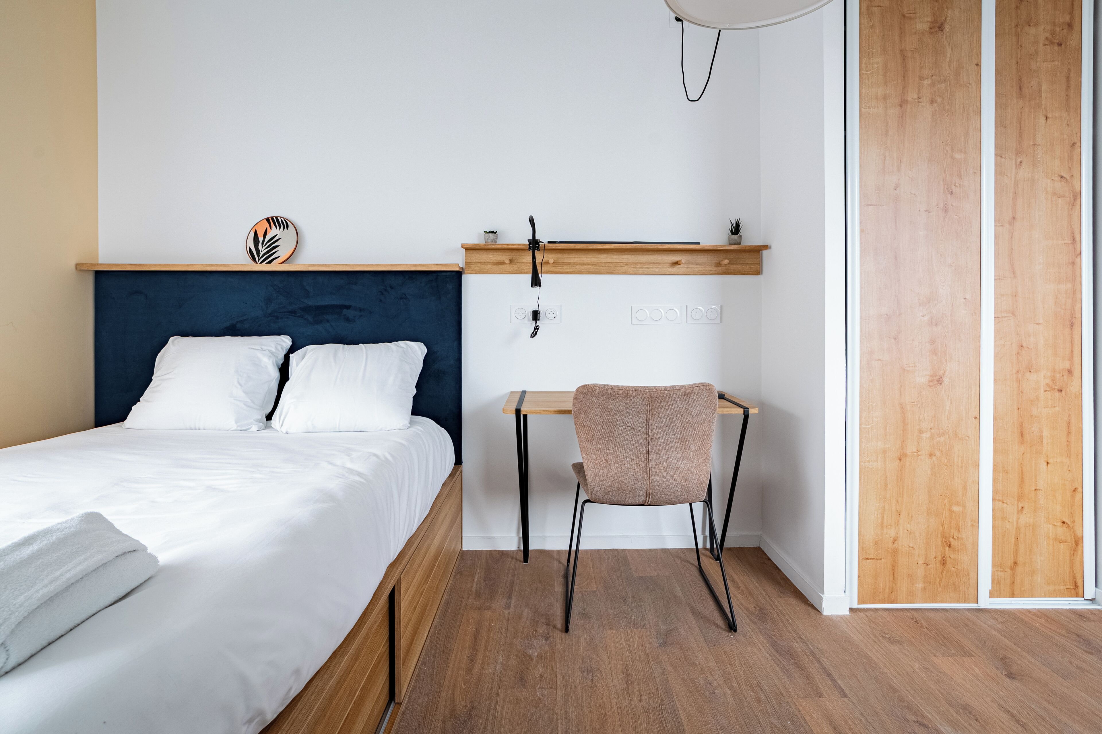 Espacio para trabajar con laptop y wifi gratis 