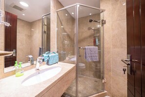 高级公寓, 1 间卧室, 厨房, 城市景观 | 浴室 | 拖鞋