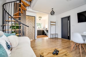 Chalet, 2 Bedrooms | Living room