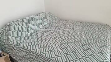 Tabla de planchar con plancha, wifi y ropa de cama