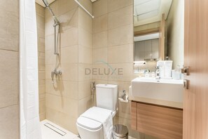 Shower, hair dryer, bidet, towels