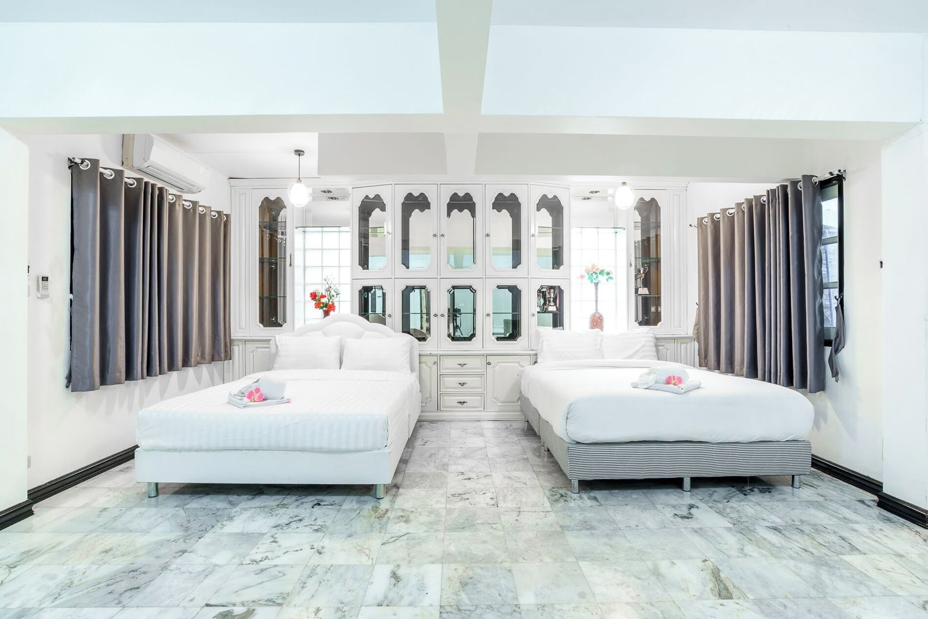 วิลล่า, ลานระเบียง, วิวสระว่ายน้ำ | ตู้นิรภัยในห้องพัก, ผ้าม่านกันแสง, เตารีด/โต๊ะรีดผ้า, Wi-Fi ฟรี