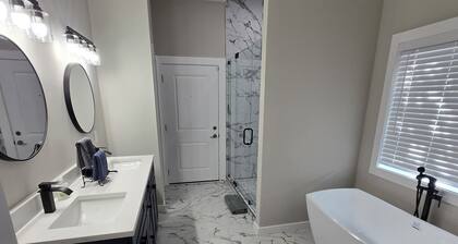 NEW - Atlanta Gem: 4-bedroom 3.5-bathroom Home