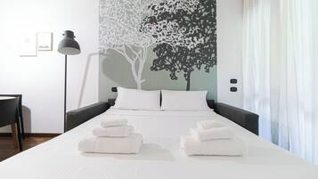 Studio (0 Bedroom) | Living area | TV