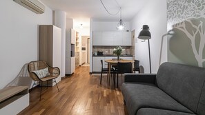 Studio (0 Bedroom) | Woonruimte | Een televisie