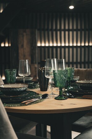 تناول الطعام داخل الغرفة