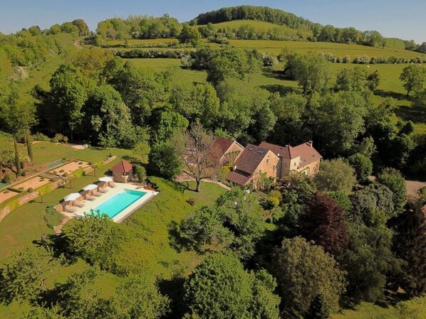 A large house surrounded by lush greenery and a swimming pool. - Clos de Fougères (Montoillot)