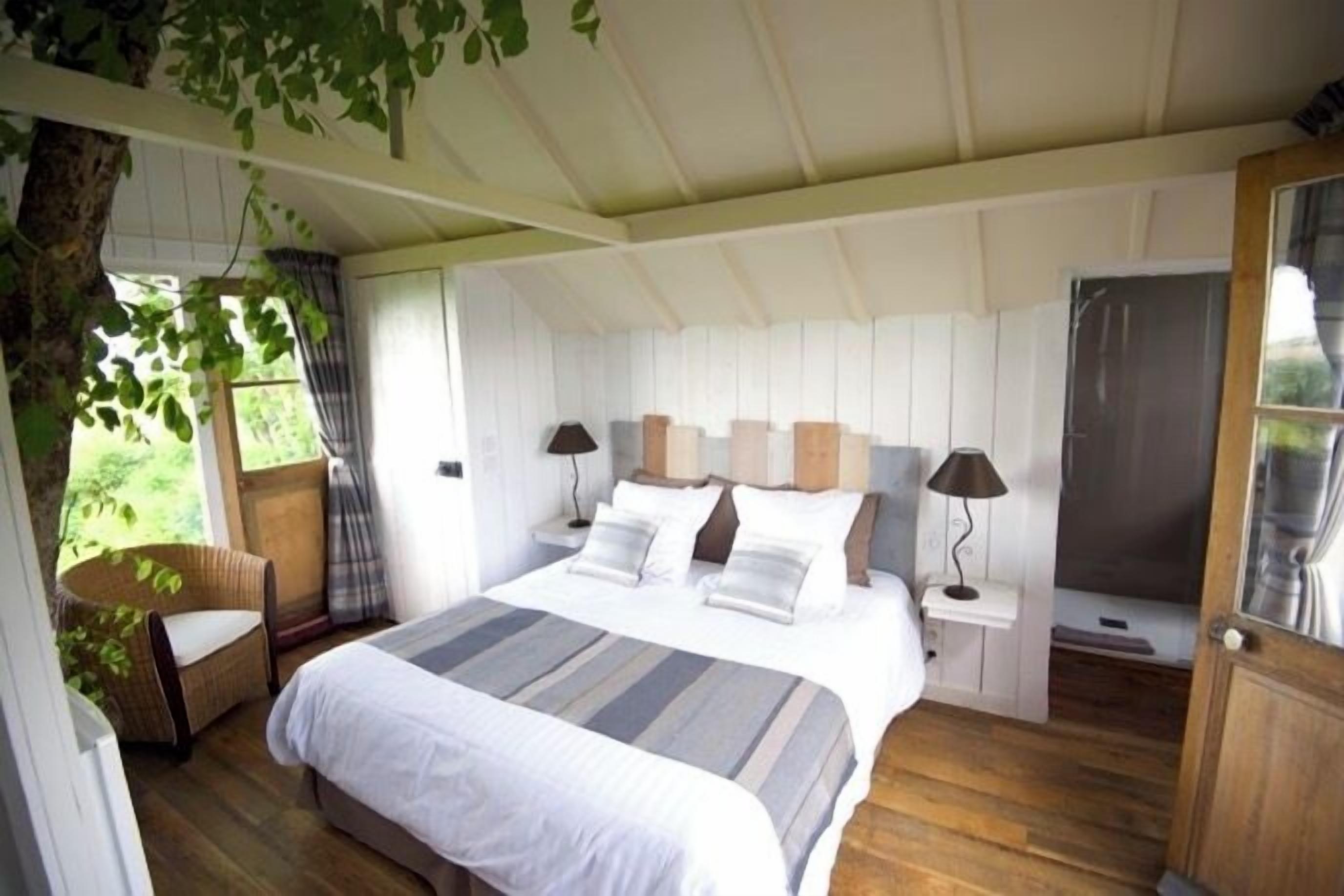 Deluxe Cabin, Lake View | Dihias secara berasingan, dilengkapkan perabot secara berasingan 