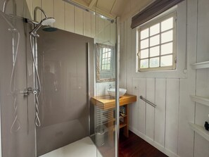 Cabaña Deluxe, vista al lago | Baño | Regadera, amenidades de baño gratuitas, secadora de cabello, toallas