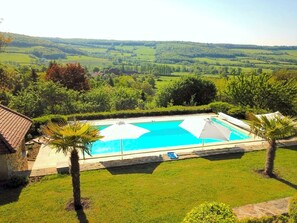 Seasonal outdoor pool, pool umbrellas, sun loungers - Clos de Fougères (Montoillot)