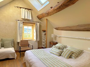 Tremannsrom – comfort | Individuelt dekorert, individuelt innredet og blendingsgardiner