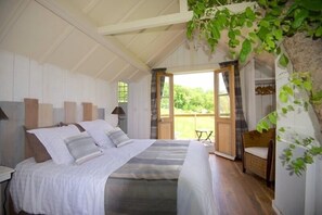 Cabaña Deluxe, vista al lago | Cortinas blackout, tabla de planchar con plancha y wifi gratis