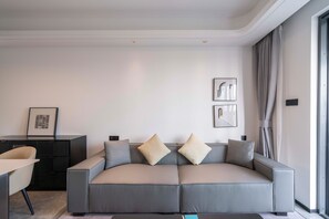 Apartamento, 3 habitaciones, cocina, vistas a la ciudad | Sala de estar | Smart TV de 55 pulgadas con canales por cable