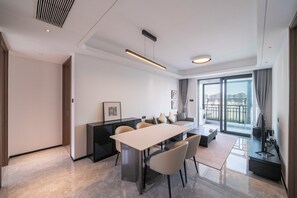 Apartamento, 3 habitaciones, cocina, vistas a la ciudad | Sala de estar | Smart TV de 55 pulgadas con canales por cable