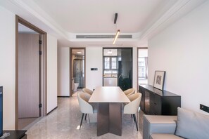 Apartment, 3 Bedrooms, Kitchen, City View | Living room