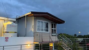 Quarto casal luxo, sacada, vista para a praia | Wi-Fi de cortesia