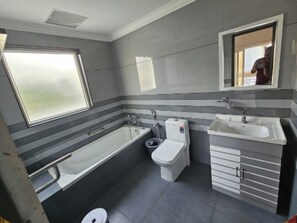 Quarto casal luxo | Banheiro | Produtos de toalete grátis, toalhas de banho, sabonete, shampoo