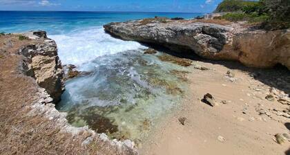 Two-room apartment just a stone's throw from the beaches in the town of Le Gosier