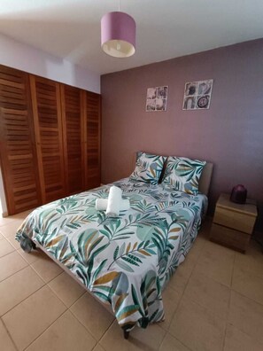 1 habitación, escritorio, tabla de planchar con plancha y cuna de viaje 