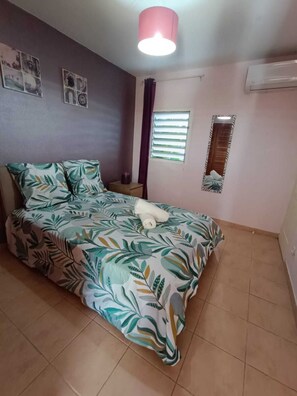 1 habitación, escritorio, tabla de planchar con plancha y cuna de viaje