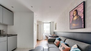 Een modern appartement met keuken, eetruimte en woonkamer.