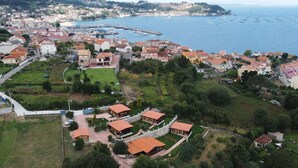 A coastal town with residential buildings, a marina, and a large body of water. - Cima 1 Cabin in Bueu (Bueu)