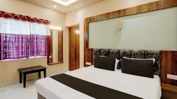 Hypo-allergenic bedding, desk, soundproofing, free WiFi