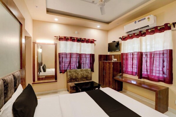 Deluxe Double Room, Air conditioning | Hypo-allergenic bedding, desk, soundproofing, free WiFi