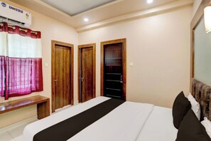 Deluxe Double Room, Multiple Beds, Air conditioning | Hypo-allergenic bedding, desk, soundproofing, free WiFi