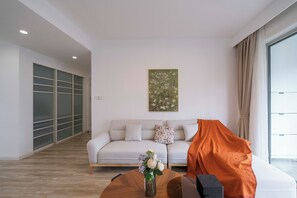 Superior Apartment, 4 Bedrooms, Kitchen, City View | Living room